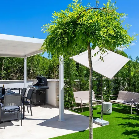 Luxurious In Linardici